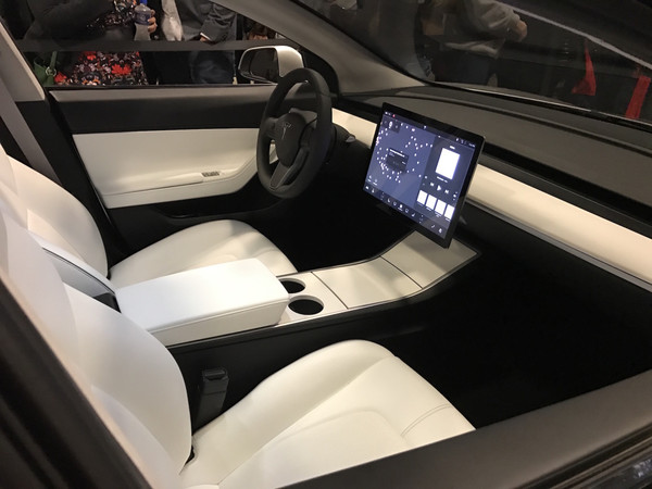 Салон Tesla Model 3